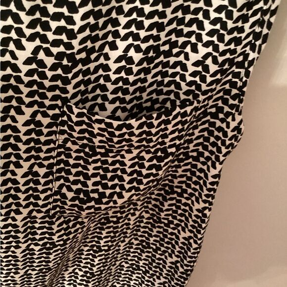 LOFT SIZE MEDIUM CREAM AND BLACK PRINT SLEEVELESS POLYESTER BLOUSE - Picture 4 of 7